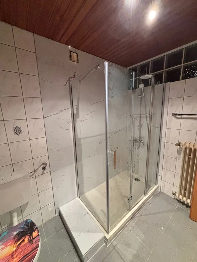 Duschkabinen-Montage mit Glastür und Wanne in Aalen